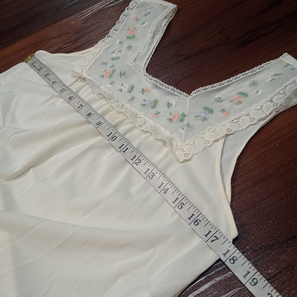 Vintage JC Penney Granny core Nylon Nightgown Floral Embroidery Detail - Picture 5 of 8